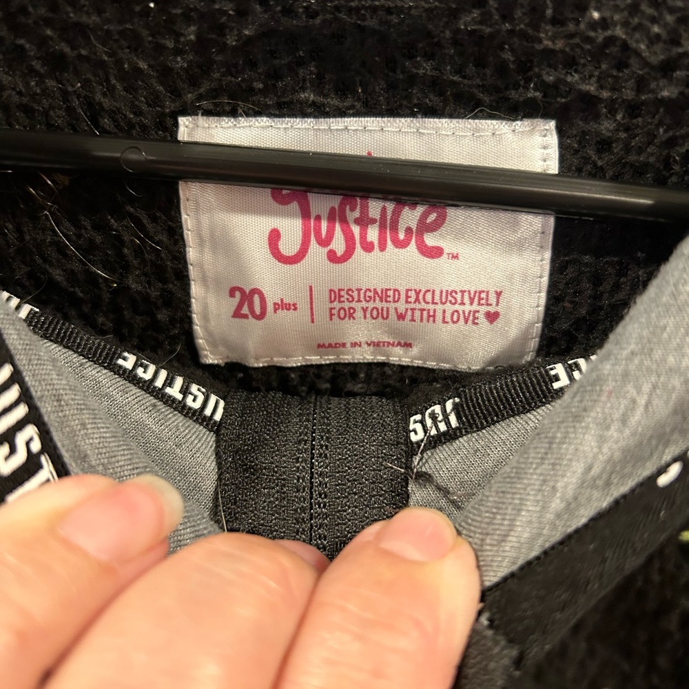 Justice Pullover - Picture 3 of 4